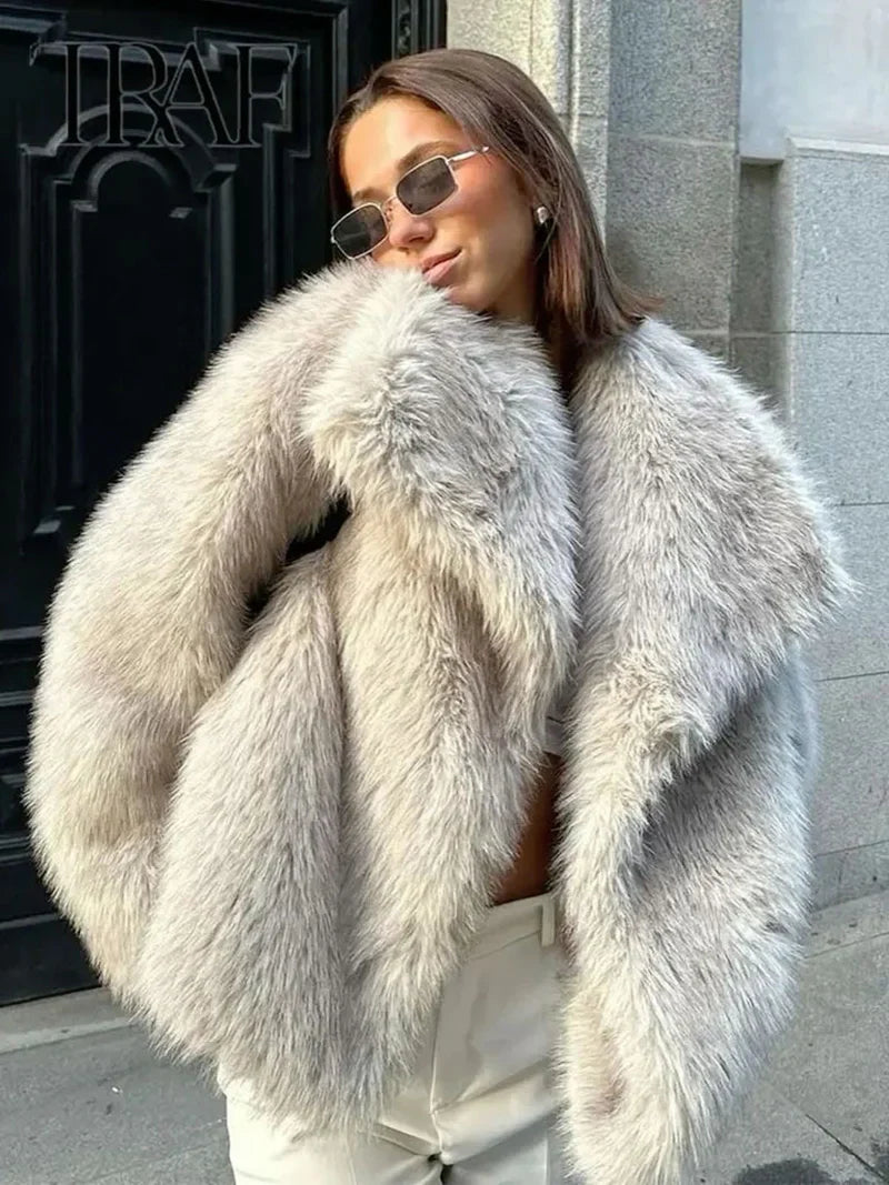 Mila | Luxuriöser Faux Fur Mantel für stilvolle Wintertage